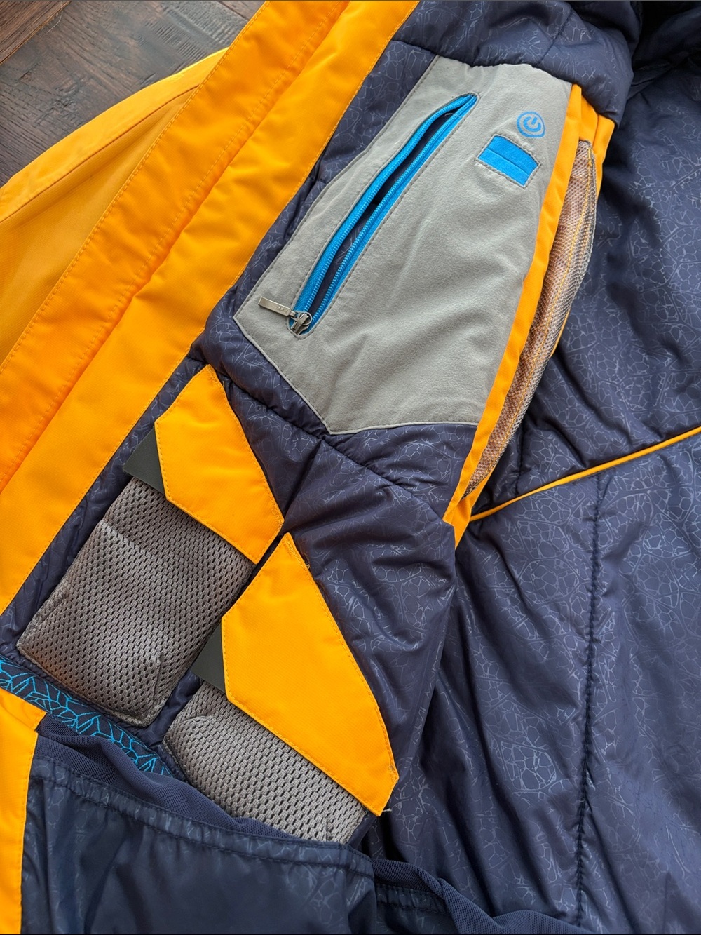 The North Face Men's Bright Yellow Hooded Ski and Snowboard Jacket - Size M - Picture 10 of 11